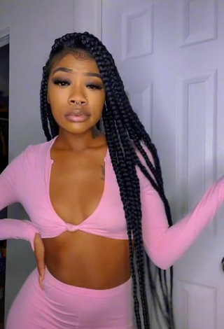 4. Sexy Essieebaee Shows Cleavage in Pink Crop Top