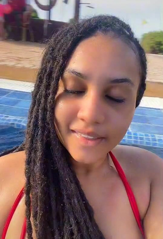 2. Sexy Faynaraa Meilleures Shows Cleavage in Red Bikini Top at the Swimming Pool