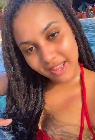 6. Sexy Faynaraa Meilleures Shows Cleavage in Red Bikini Top at the Swimming Pool
