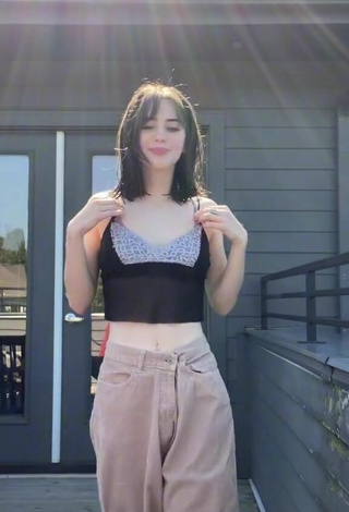 2. Sexy Fionaamaee Shows Cleavage in Crop Top