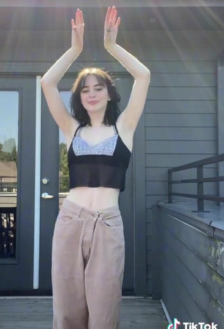 3. Sexy Fionaamaee Shows Cleavage in Crop Top