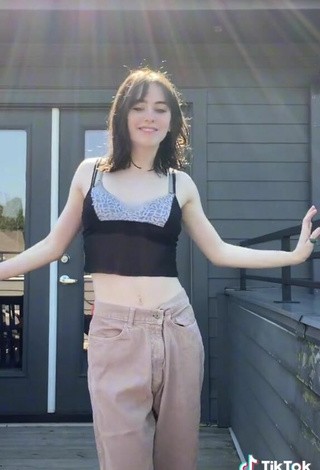 4. Sexy Fionaamaee Shows Cleavage in Crop Top