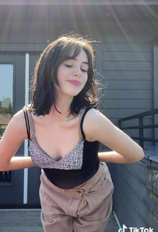5. Sexy Fionaamaee Shows Cleavage in Crop Top