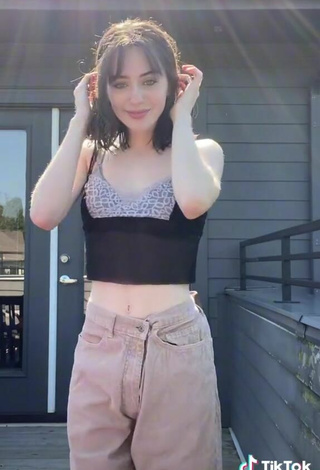 6. Sexy Fionaamaee Shows Cleavage in Crop Top