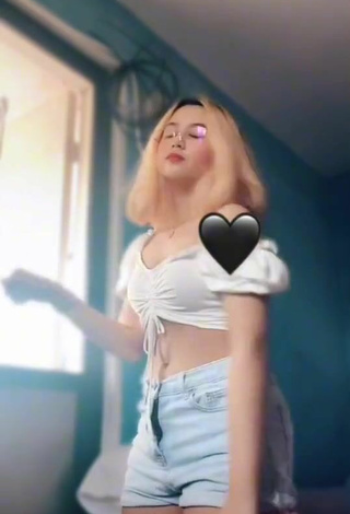 3. Hot Francillepoopsxz Shows Cleavage in White Crop Top