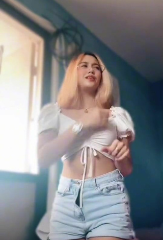 4. Hot Francillepoopsxz Shows Cleavage in White Crop Top