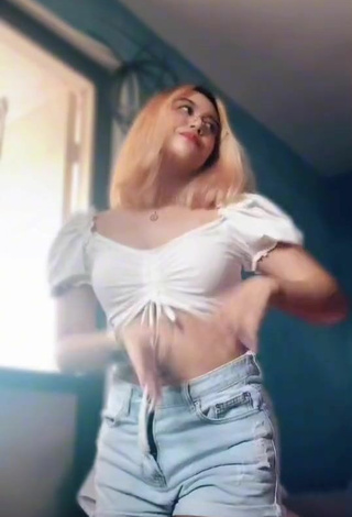 5. Hot Francillepoopsxz Shows Cleavage in White Crop Top