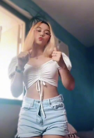 6. Hot Francillepoopsxz Shows Cleavage in White Crop Top