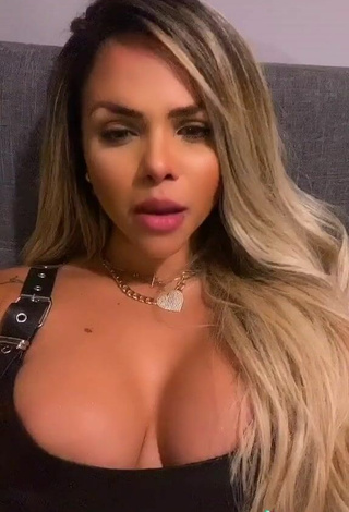 4. Gabily Demonstrates Really Sexy Cleavage