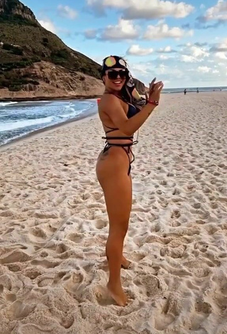 4. Sexy Gabily Shows Butt at the Beach while Twerking and Bouncing Breasts