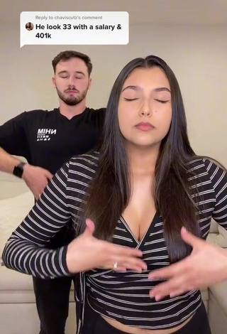 Sexy Boyd Shows Cleavage in Crop Top