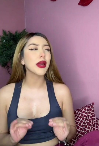 Sexy Salma Padron Shows Cleavage in Black Crop Top