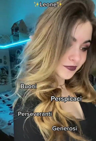 3. Sexy Giorgia Castelli Shows Cleavage