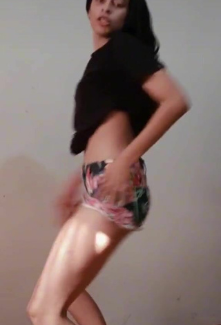 Sexy Giovanna Neves in Shorts