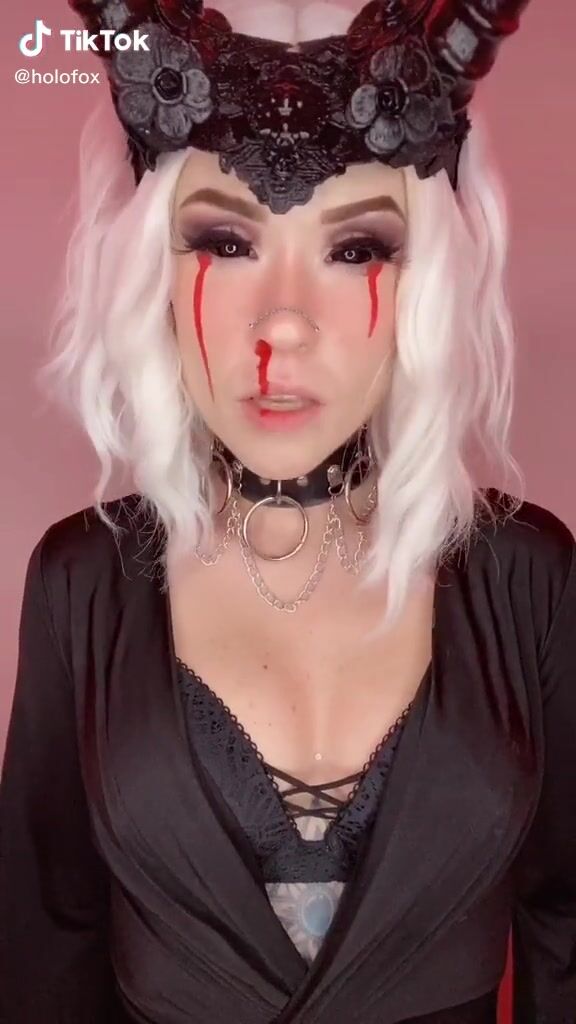 Holofox Demonstrates Fine Cosplay | sexyfilter.com