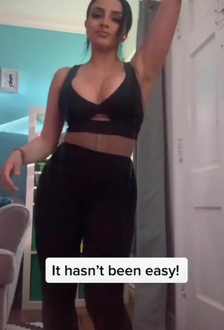 4. Seductive Alma Ramirez Shows Cleavage in Black Crop Top and Bouncing Tits