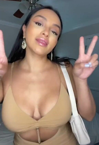 1. Alma Ramirez Shows her Sexy Cleavage