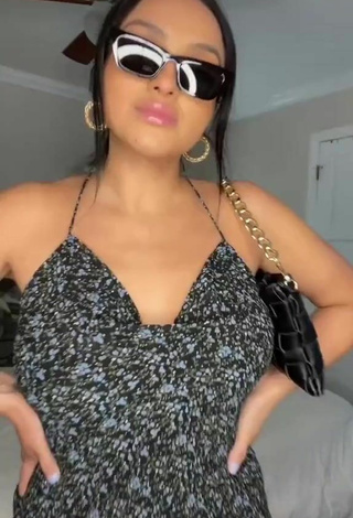 5. Alma Ramirez Shows her Sexy Cleavage