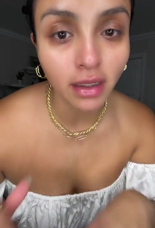 4. Beautiful Alma Ramirez Shows Cleavage in Sexy Crop Top