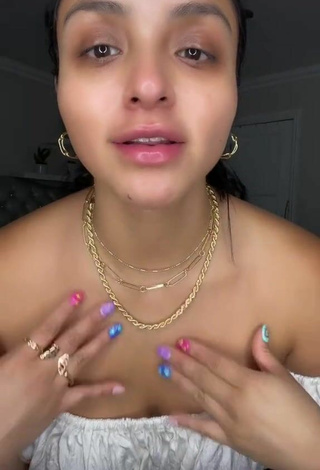 5. Beautiful Alma Ramirez Shows Cleavage in Sexy Crop Top