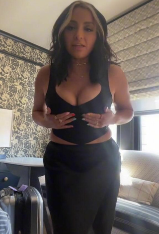 2. Sexy Alma Ramirez Shows Cleavage in Black Crop Top and Bouncing Boobs