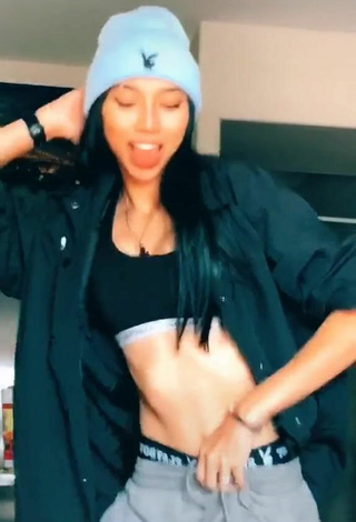 2. Sexy Itzemem_ Shows Cleavage in Sport Bra