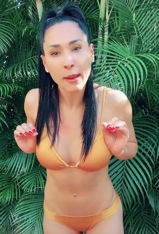 3. Sexy Jaqueline Shows Cleavage in Orange Bikini
