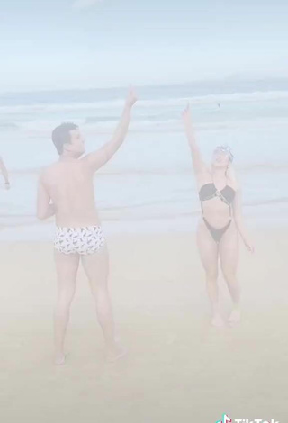 3. Cute Jaquelline Shows Butt at the Beach