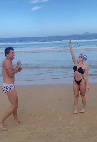 4. Cute Jaquelline Shows Butt at the Beach