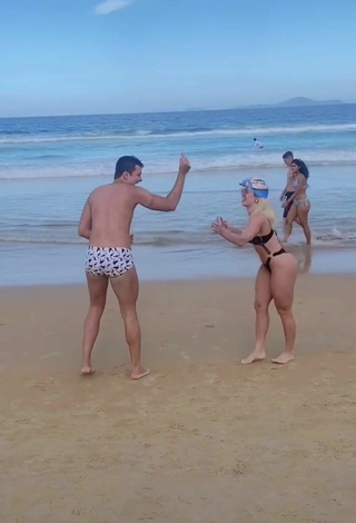 5. Cute Jaquelline Shows Butt at the Beach