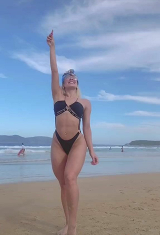 6. Cute Jaquelline Shows Butt at the Beach