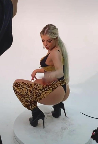 2. Sexy Jaquelline Shows Butt while Twerking