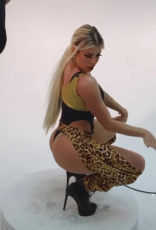 6. Sexy Jaquelline Shows Butt while Twerking