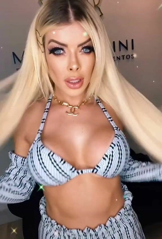 4. Sexy Jaquelline Shows Cleavage