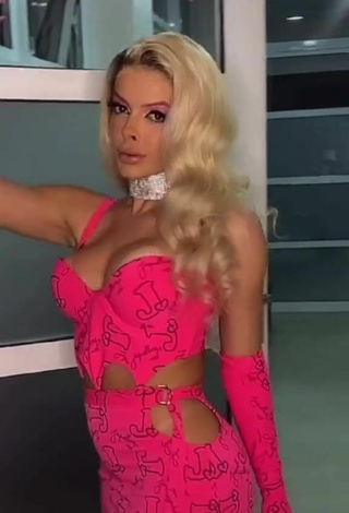 2. Hottest Jaquelline Shows Cleavage in Pink Crop Top