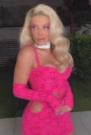 5. Hottest Jaquelline Shows Cleavage in Pink Crop Top