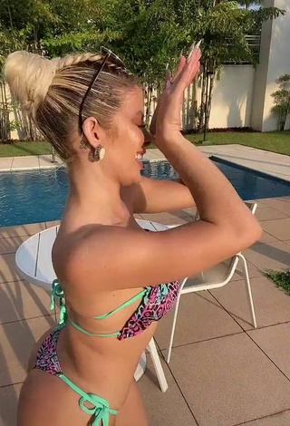 6. Magnetic Jaquelline Shows Cleavage in Appealing Leopard Bikini and Bouncing Boobs