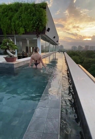 4. Pretty Jaquelline Shows Butt at the Pool