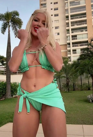 6. Alluring Jaquelline Shows Cleavage in Erotic Green Bikini and Bouncing Boobs
