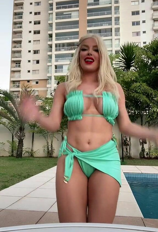 3. Hottest Jaquelline Shows Cleavage in Green Bikini and Bouncing Boobs at the Swimming Pool