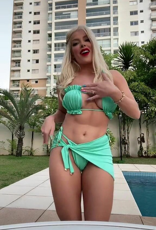 4. Hottest Jaquelline Shows Cleavage in Green Bikini and Bouncing Boobs at the Swimming Pool