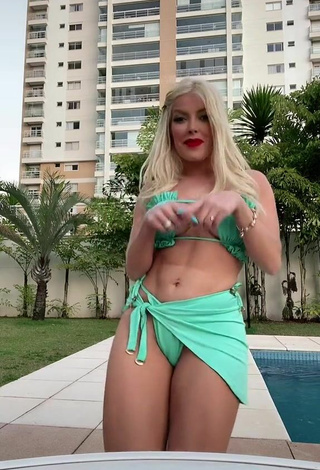 5. Hottest Jaquelline Shows Cleavage in Green Bikini and Bouncing Boobs at the Swimming Pool
