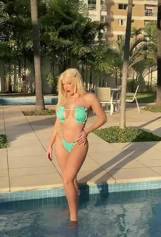 1. Seductive Jaquelline Shows Butt at the Swimming Pool