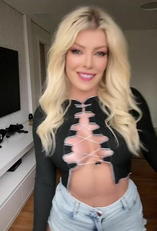 4. Erotic Jaquelline Shows Cleavage in Black Crop Top and Bouncing Tits