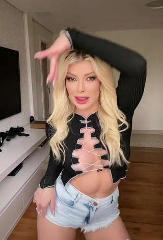 6. Erotic Jaquelline Shows Cleavage in Black Crop Top and Bouncing Tits