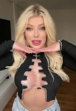 3. Amazing Jaquelline Shows Cleavage in Hot Black Crop Top and Bouncing Tits