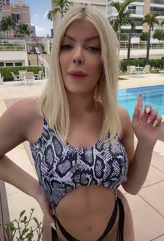 Amazing Jaquelline Shows Butt at the Swimming Pool