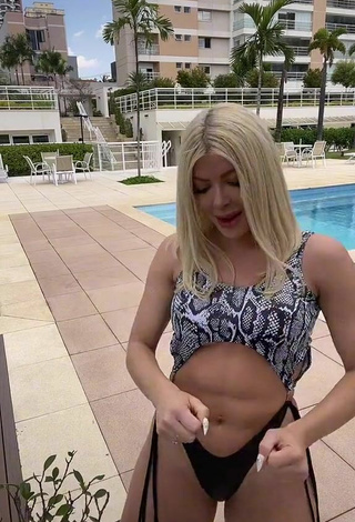 6. Amazing Jaquelline Shows Butt at the Swimming Pool
