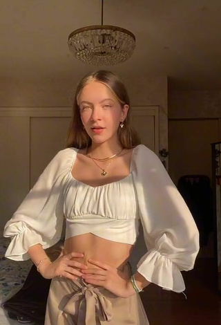 3. Sexy Jessiegm Shows Cleavage in White Crop Top