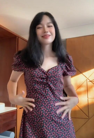 2. Sexy Jkaajiang Shows Cleavage in Dress